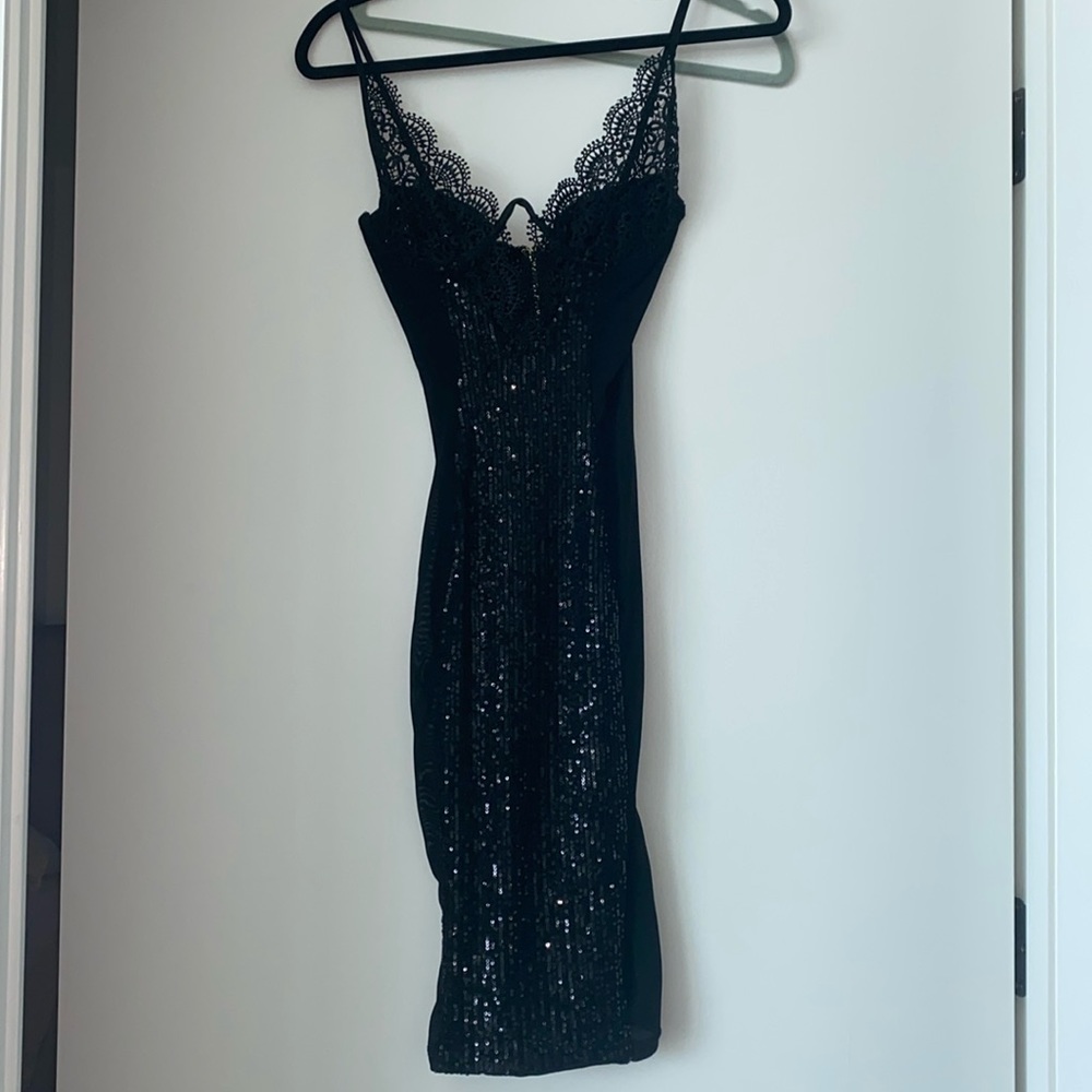 Lace detail body-con dress